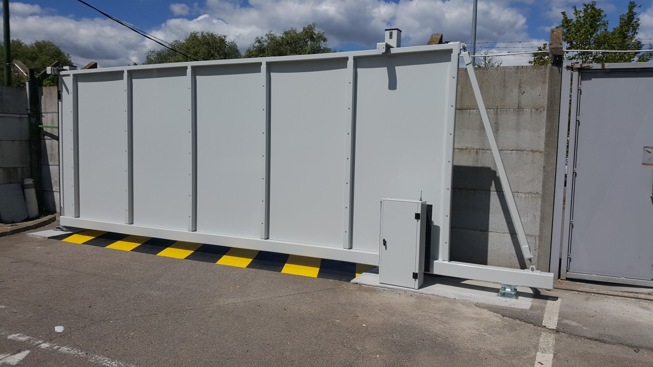 Portail coulissant automatisé installé sur un site industriel